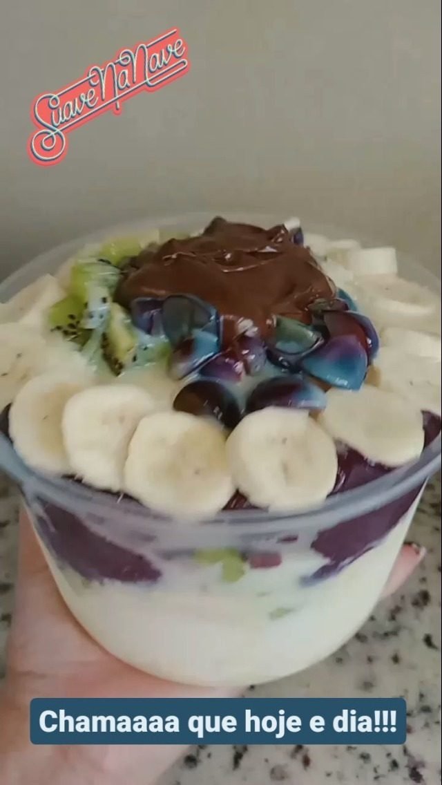 Copo de açaí com banana, morango e cobertura de chocolate