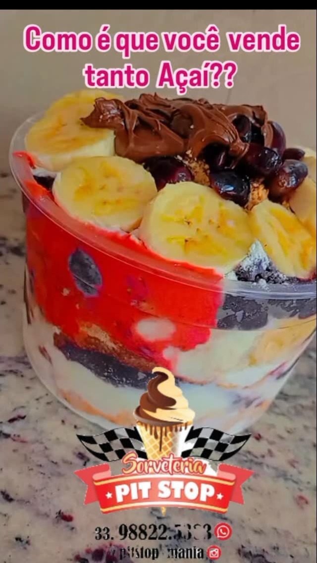 Açaí com banana, cereja e cobertura de chocolate