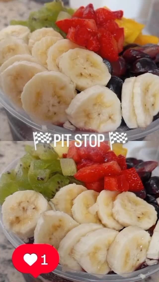 Açaí coberto com banana, morango, kiwi e uva