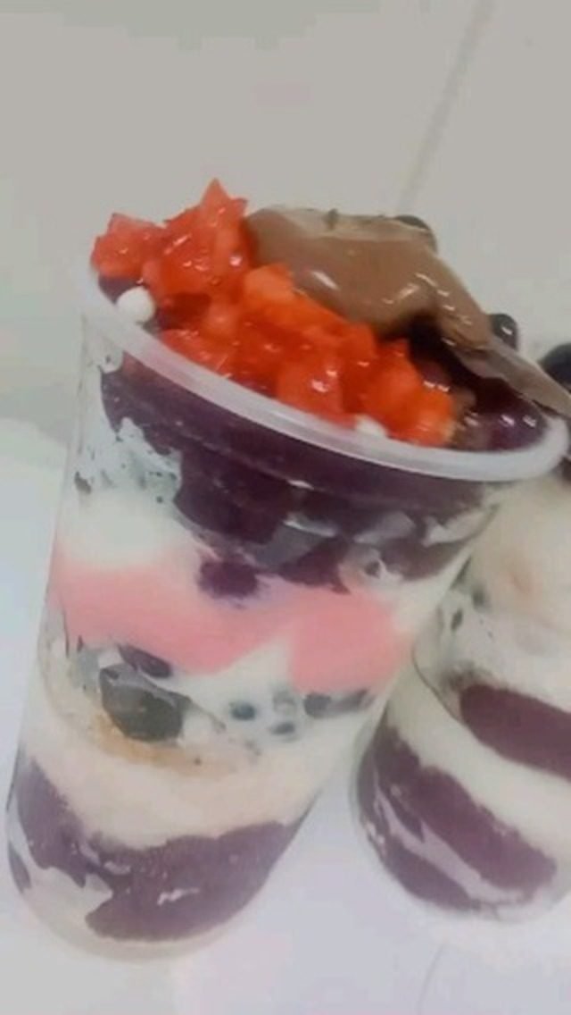 Copo de açaí em camadas com creme e morango