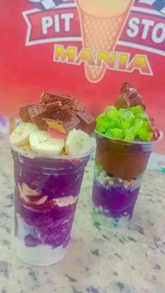Taças de açaí em frente ao logo da Pitstop Mania