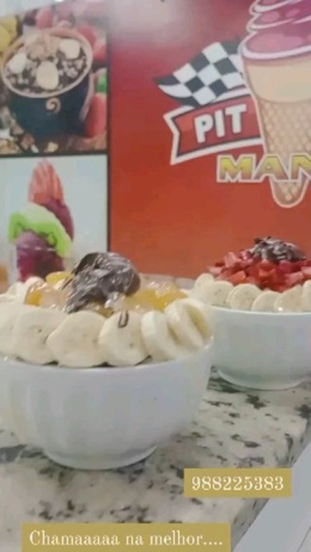 Tigela de açaí com kiwi, morango e creme