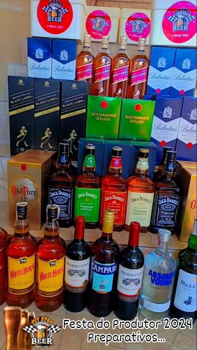Garrafas de bebidas de várias marcas expostas na loja