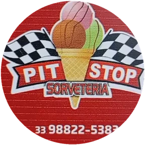 Logo redondo da Pit Stop Sorveteria, com bandeiras quadriculadas e uma casquinha