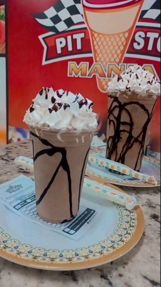 Milk shake de chocolate com chantilly e calda