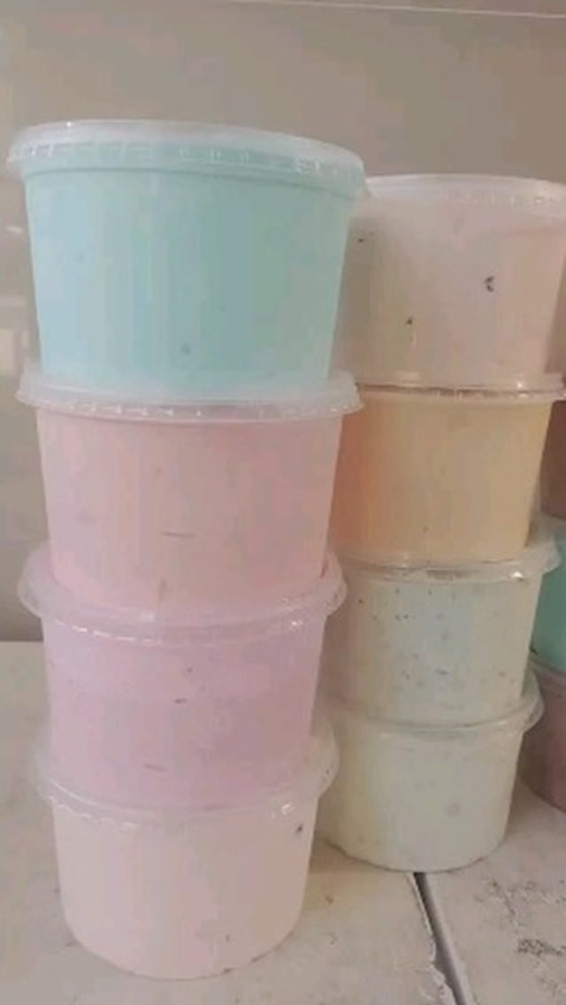 Potes de sorvete de 1 litro empilhados em cores diferentes