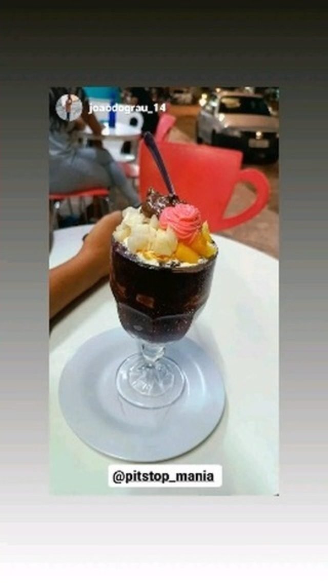 Taça de vidro com açaí e frutas servida na loja